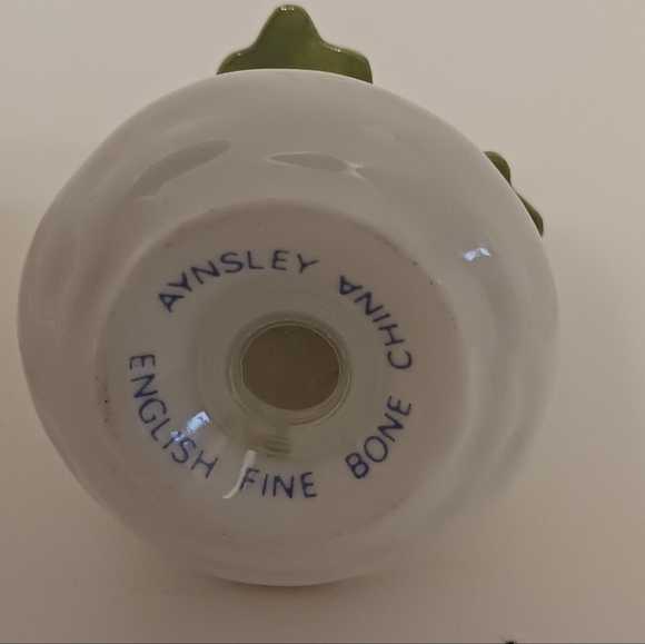 Aynsley Fine Bone China Salt and Pepper Set - Picture 2 of 4